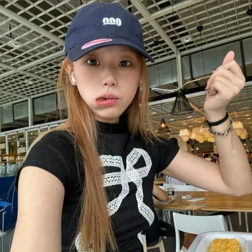 穿黄靴子的女孩